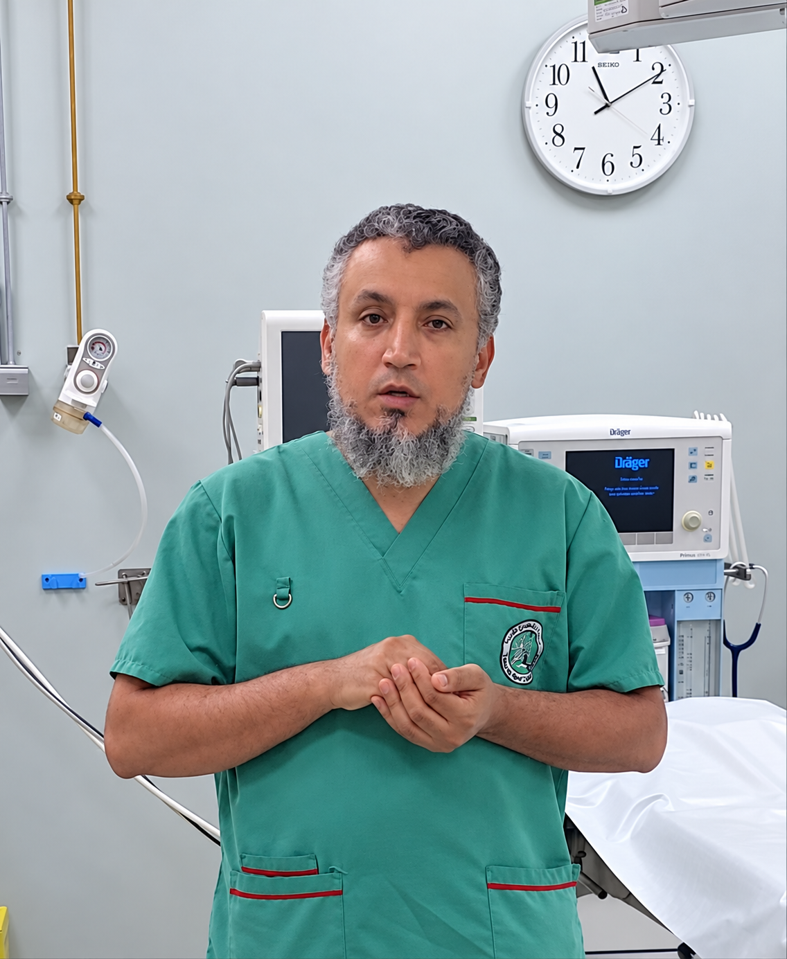 د. محمد سعده بالزي الجراحي داخل غرفة العمليات